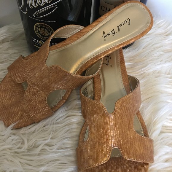 Coral Bay Gold Sandals - Picture 3 of 5